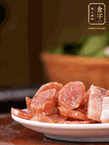 金字咸肉、金字香腸煮熟。咸肉切條、香腸切片備用。