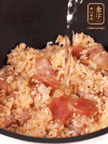 一起放入電飯鍋，加入剛好沒過食材的水。