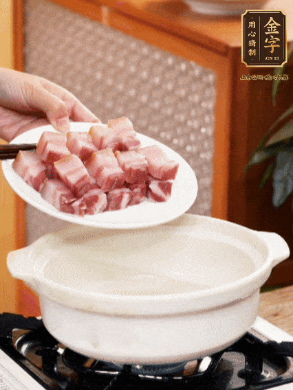 鍋內(nèi)倒油，下咸肉微微煸炒，再放排骨炒一下