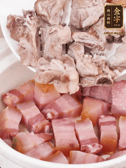 倒入開水燉煮，大火燒開后轉(zhuǎn)小火