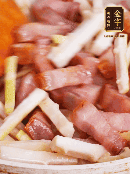 少許油煸香咸肉，下春筍翻炒均勻