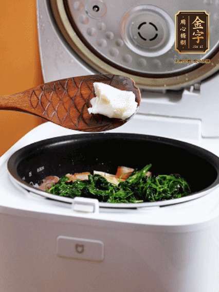 放入電飯鍋、加1勺豬油翻拌均勻