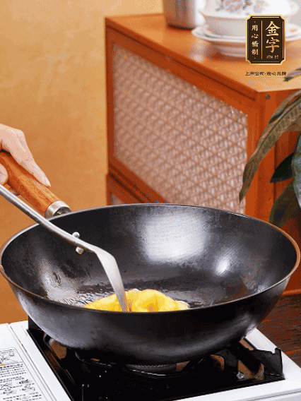 熱油，下雞蛋液煎好，盛出備用