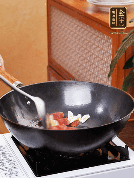 熱油，香腸微微煸出香味，加蒜片、小米辣