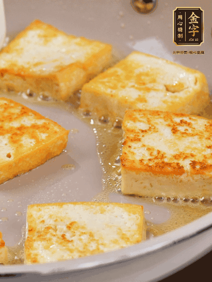 豆腐切片，兩面煎一下備用；春筍切段