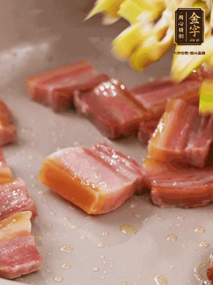 再放春筍翻炒一下，倒入砂鍋中，加適量的熱水，大火燜煮6分鐘