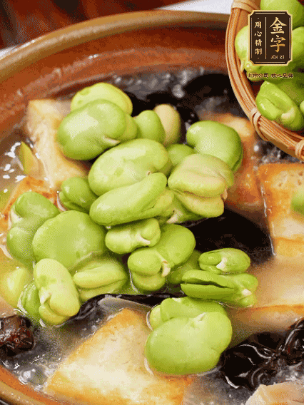 最后可以放豆瓣、木耳煮熟，依照個(gè)人口味加點(diǎn)鹽調(diào)味