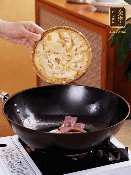 油熱，下蒜末、火腿煸炒出香味，再下筍片微微翻炒