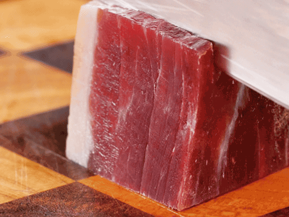 金字火腿去皮切片，溫水浸泡5分鐘