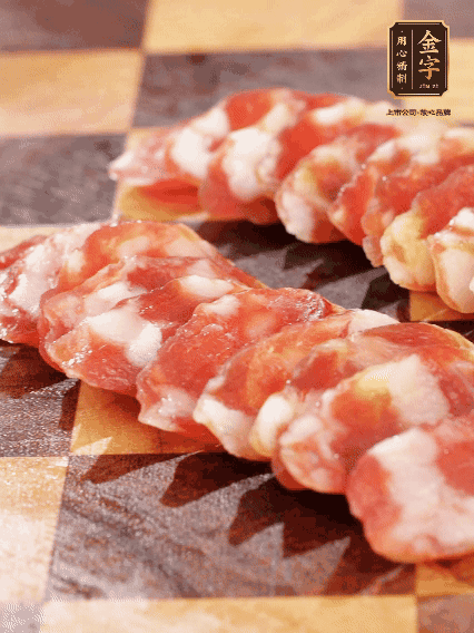 金字香腸切片，蘆筍去皮切丁