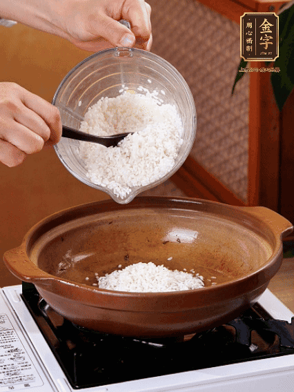 砂鍋中倒入煎羊肚菌的油，涂勻。加入提前浸泡過1小時的生米，再加入和生米齊平的水,,蓋蓋子，大火煮沸后轉(zhuǎn)小火煮至水分微干