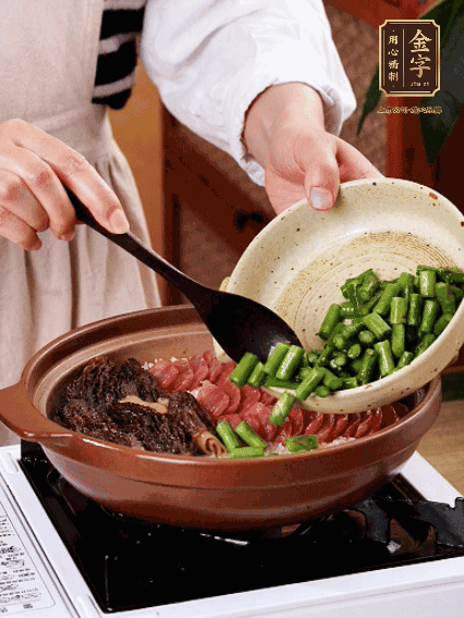 鋪上金字香腸、羊肚菌、蘆筍，蓋蓋子燜7分鐘