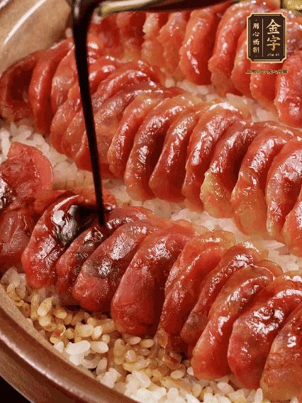 淋上醬汁攪拌均勻
調(diào)一個醬汁：生抽2匙、老抽半匙、蠔油半匙、白砂糖1/3匙、雞精1/3匙、香油5滴、水1匙