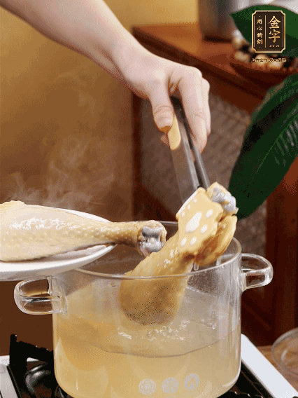 雞腿冷水下鍋，加蔥姜焯水，洗凈備用