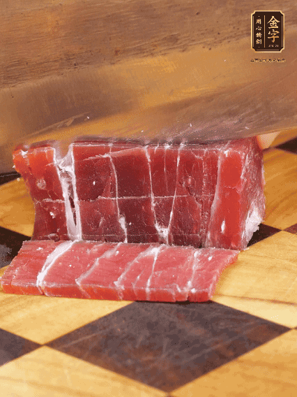 金字飄香火腿塊切片，溫水浸泡5分鐘