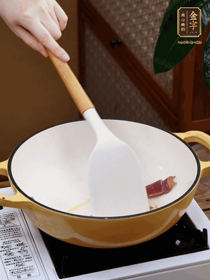 油熱，姜絲、火腿微微煸出香味