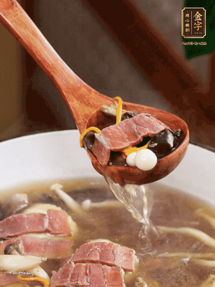 加羊肚菌、雞縱菌、蟲草花、海鮮菇、白玉菇再煮20分鐘