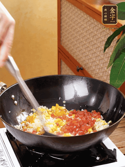 放隔夜飯攪散，加香腸，1勺生抽、半勺鹽調(diào)味。最后撒蔥花