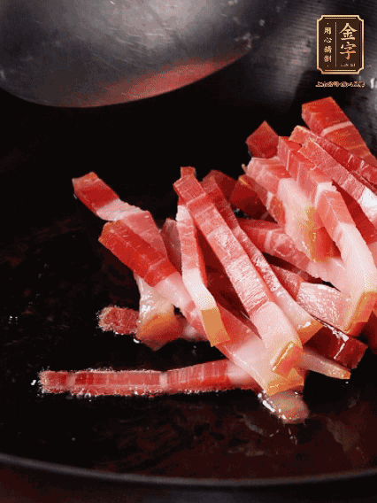 豬油潤鍋，下火腿煸香