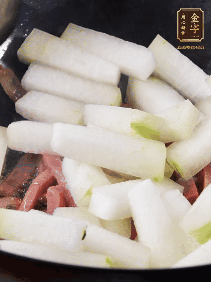 再下冬瓜微微煸炒，加一小碗水，中小火煨5分鐘