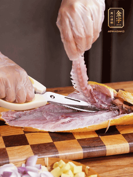 黃魚處理干凈，對(duì)半片開去骨，泡入蔥姜水、料酒、鹽調(diào)成的料汁中浸泡15分鐘，擦干水分