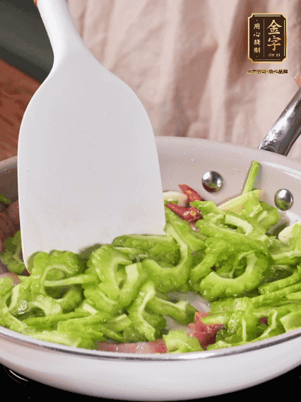 熱油，火腿、蔥姜、干辣椒煸香，再下苦瓜翻炒