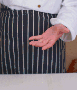 小蔥切碎，淡火腿切碎。