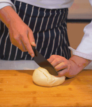 饅頭表面切出1cm左右的網(wǎng)格。