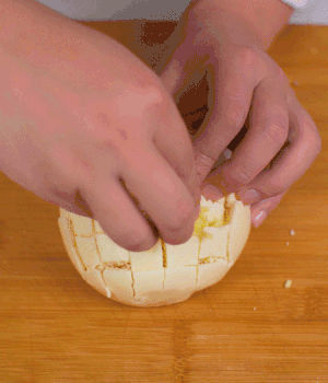 在縫隙里塞適量馬蘇里拉奶酪、再塞入淡火腿碎。