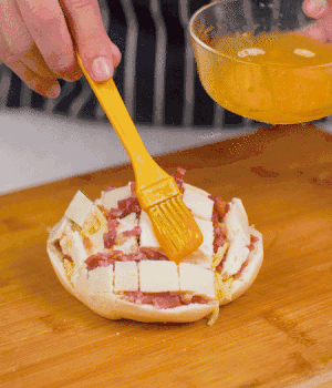 放在烤盤(pán)上，表面先刷一層玉米油，再刷一層蛋黃液。