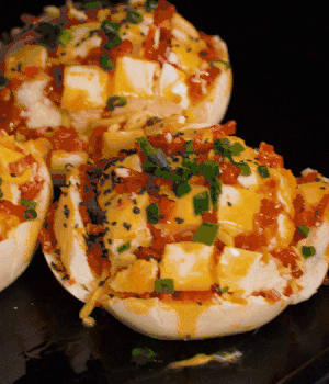 灑適量小蔥和黑芝麻，放入預(yù)熱的烤箱180度15分鐘。