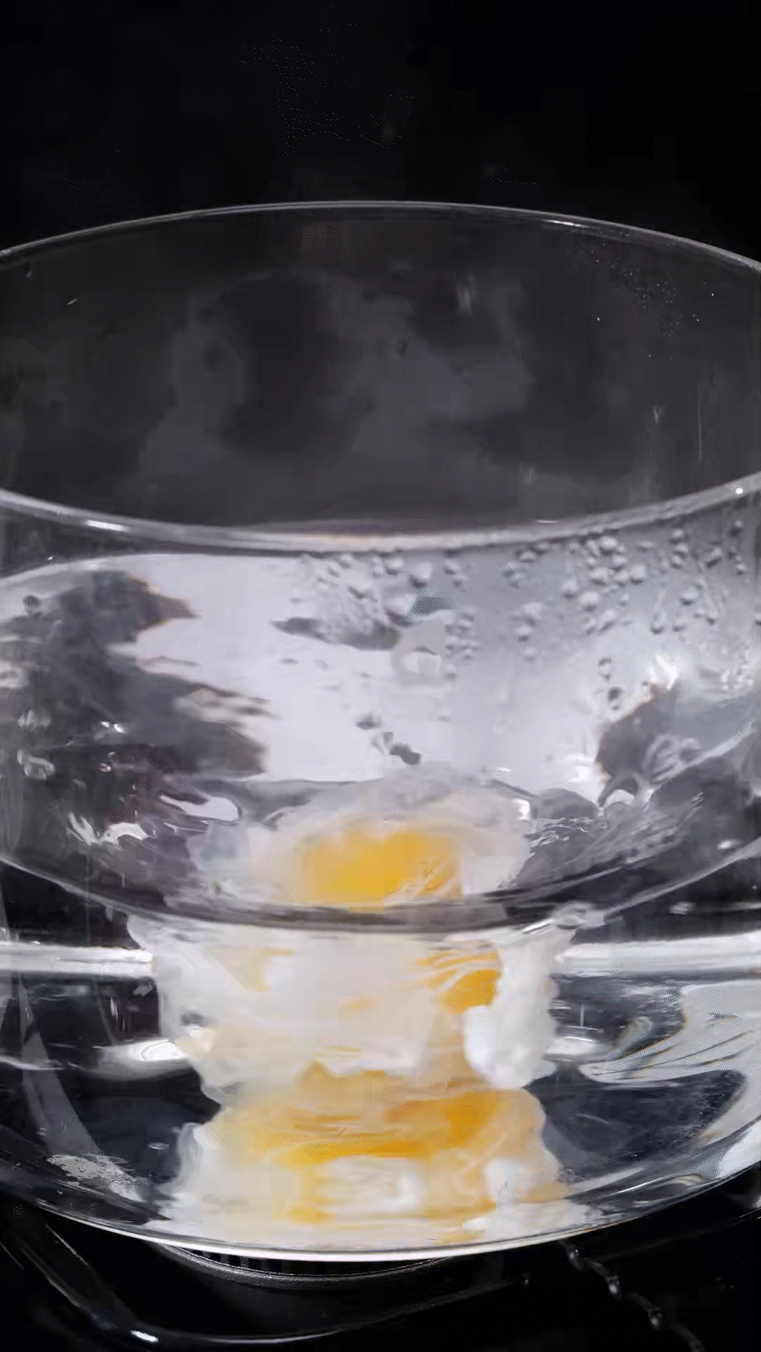 水開(kāi)加入白醋和雞蛋，做成水波蛋
