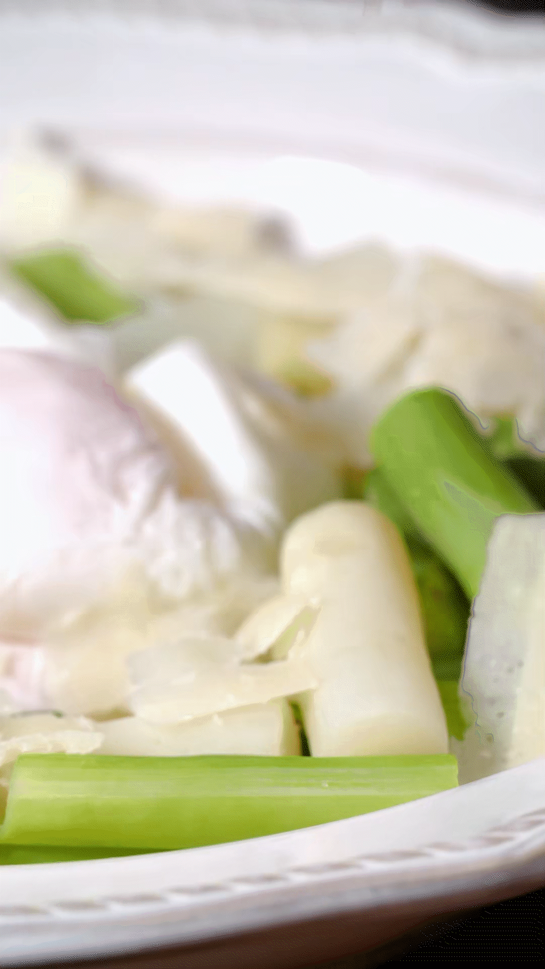 盤中放上蘆筍和雞蛋后，刨上適量干酪
