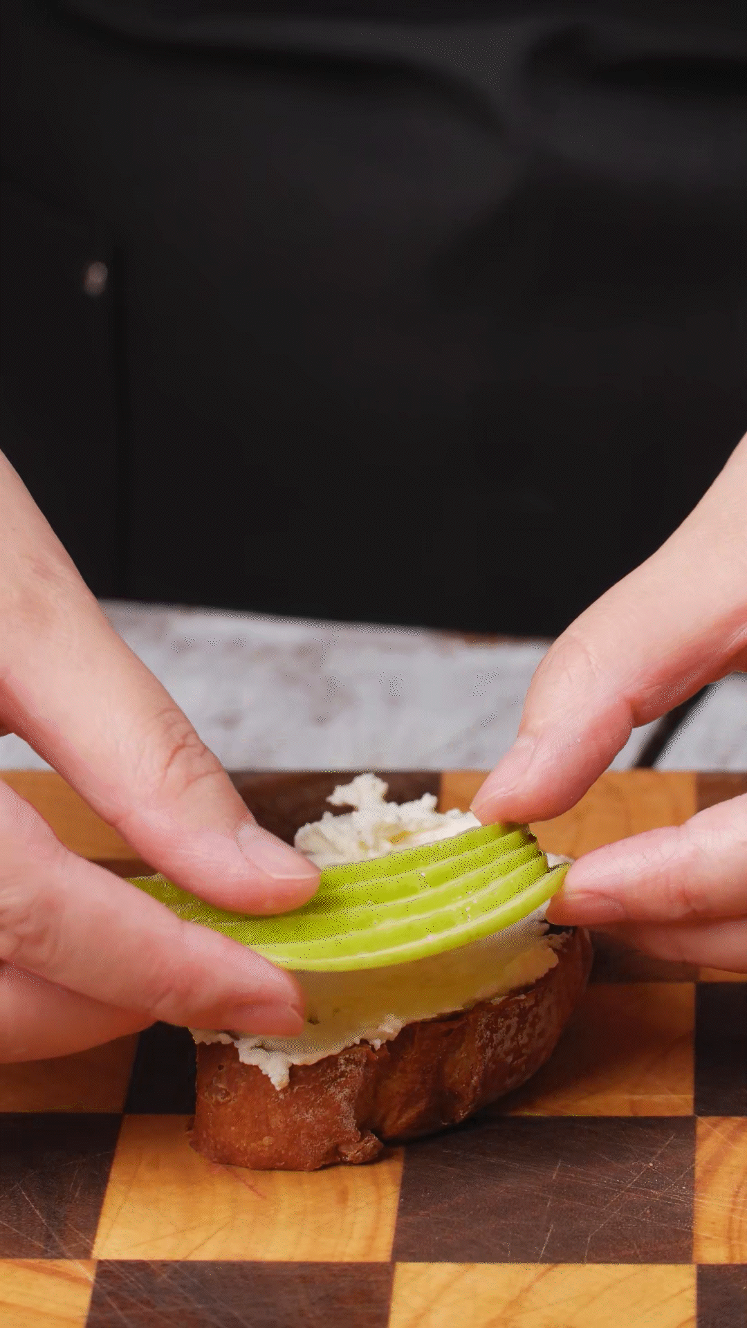 歐包抹上奶酪依次放上：蘋果、梨、藍莓
