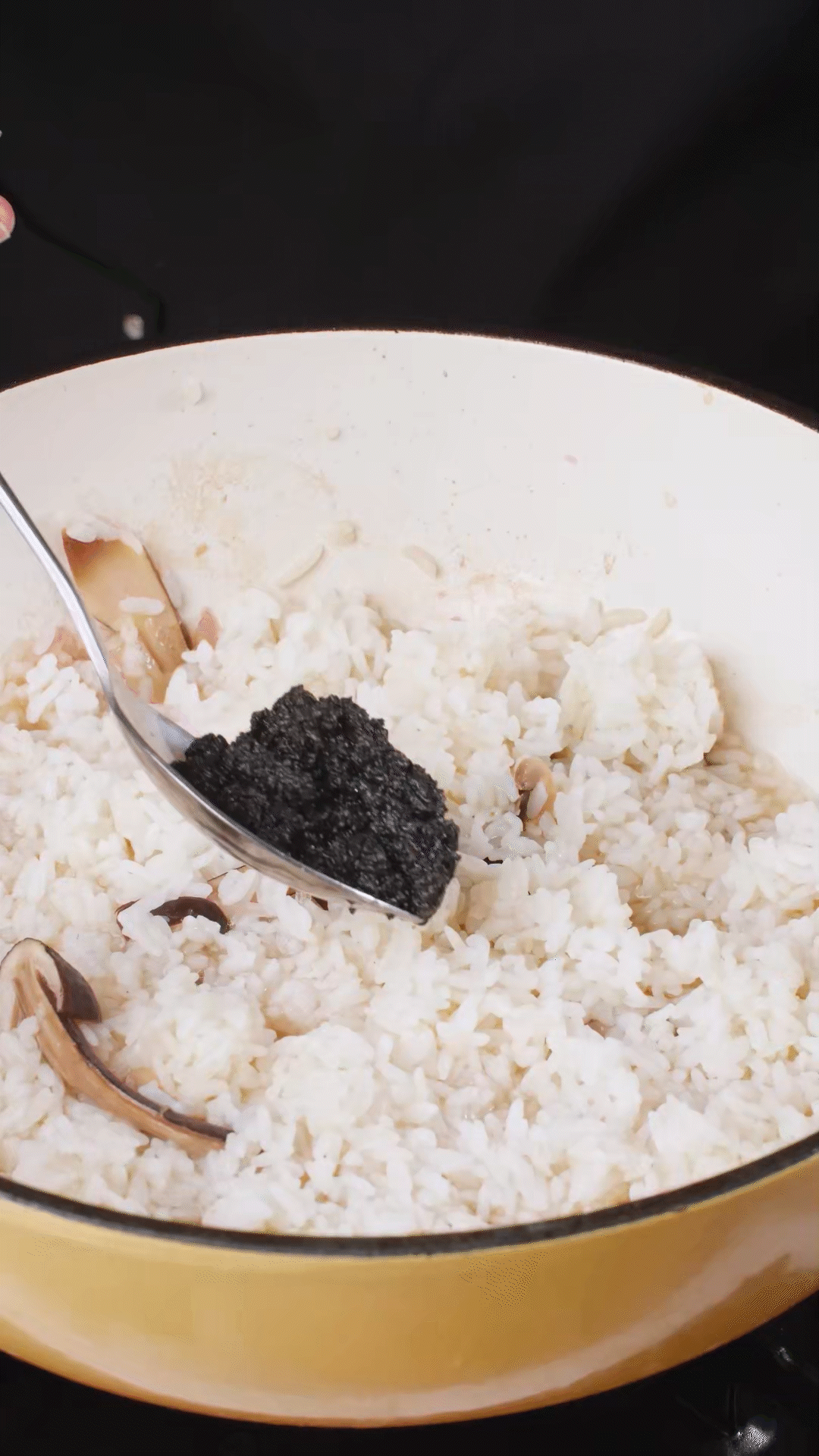 底油放入洋蔥爆香后加入黑皮雞樅菇、口蘑，用白葡萄酒增鮮
