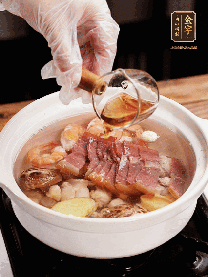 7種食材+帶皮冬瓜塊用砂鍋/電飯煲煮湯功能煮熟，少許鹽、花雕調(diào)味