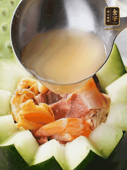 煮好后，盛入冬瓜盅。放入鍋中，可繼續(xù)燉煮，越燉越有味
