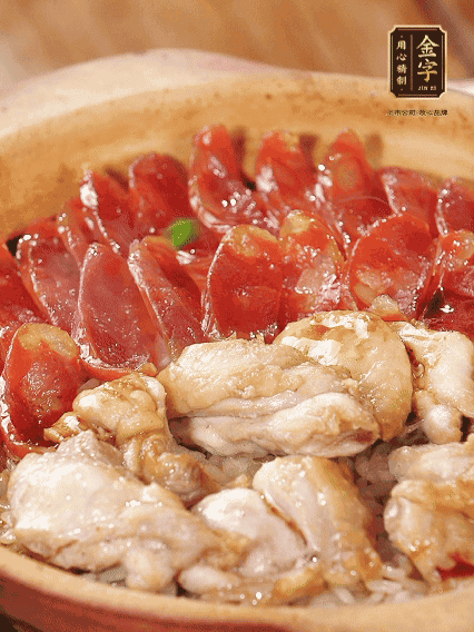 蓋蓋小火燜，沿鍋邊淋一圈油，轉(zhuǎn)動(dòng)砂鍋燜4分鐘