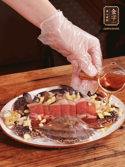 冷水上鍋蒸12分鐘（具體看蟹的大小），最后撒上蔥絲、澆上熱油即可