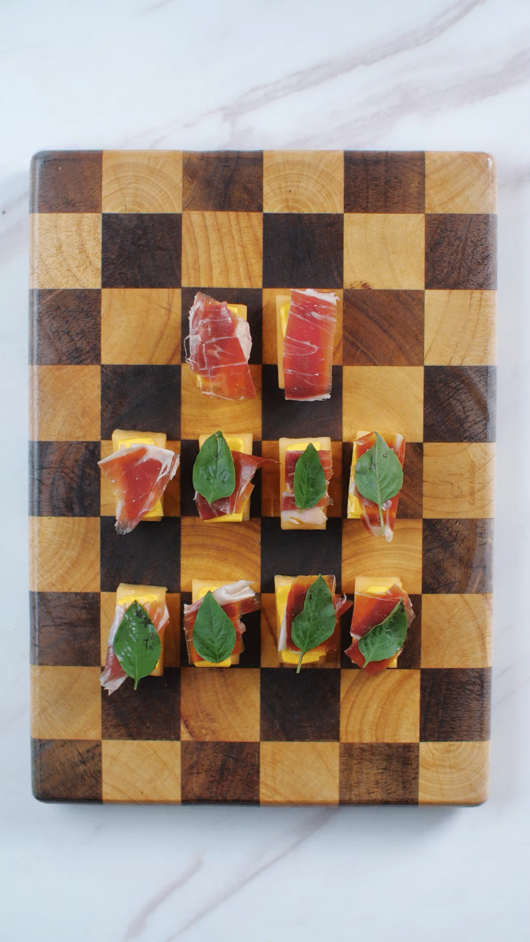 依次放上：奶酪、巴瑪火腿