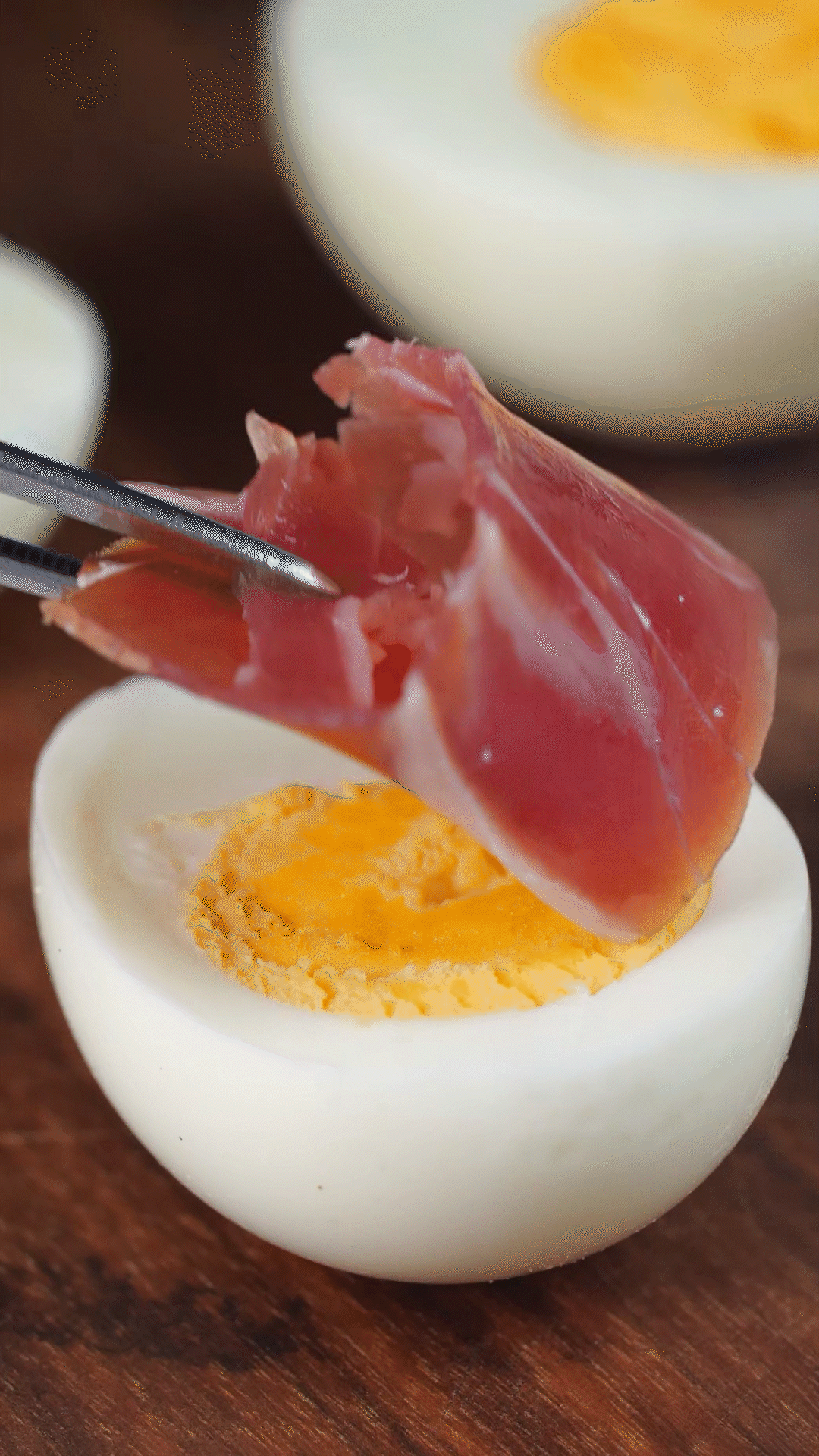 撈出過冷水，去殼后對(duì)半切開