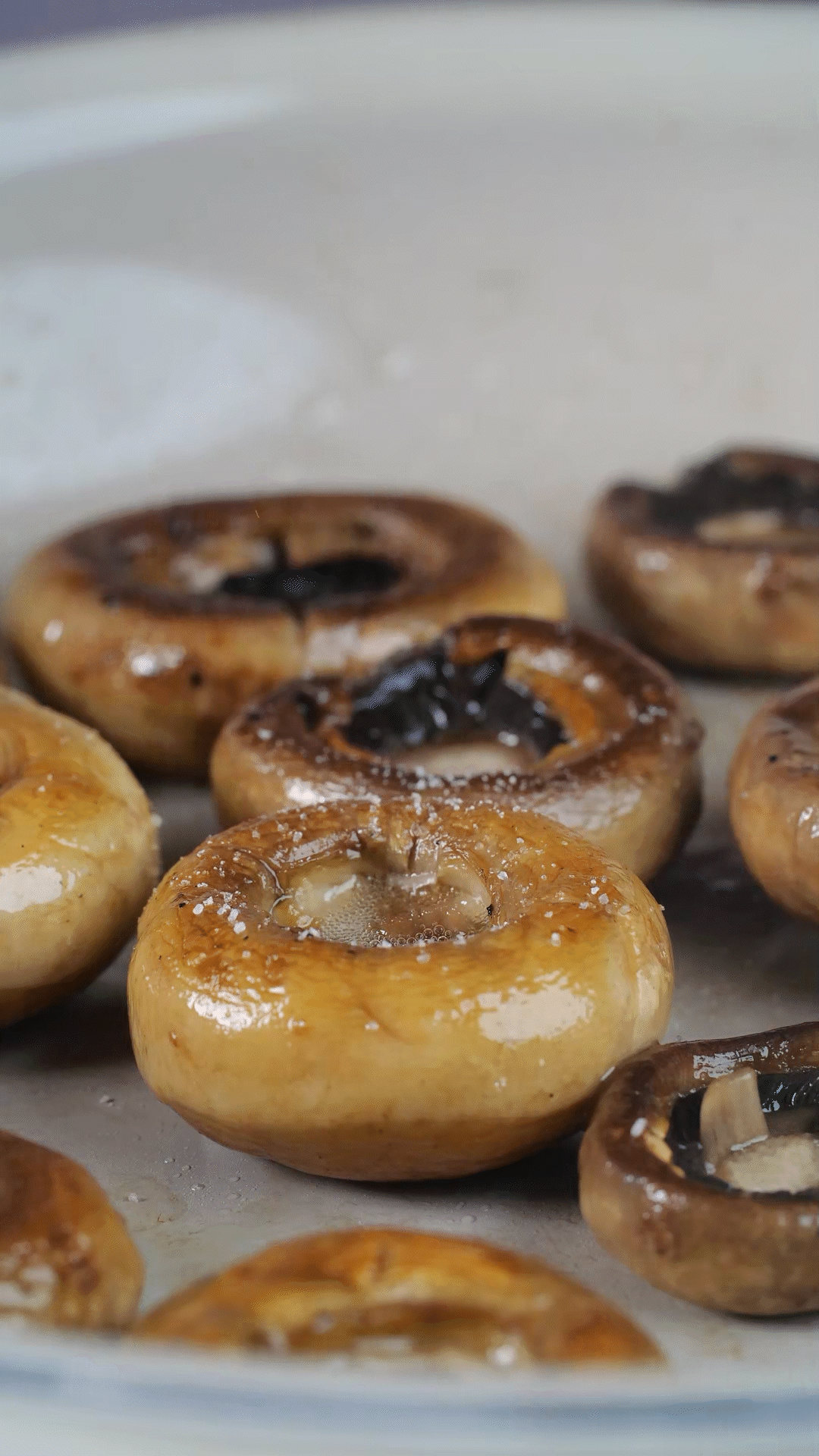 鍋內(nèi)放橄欖油，將口蘑煎至兩面微微焦黃，用黑胡椒海鹽調(diào)味