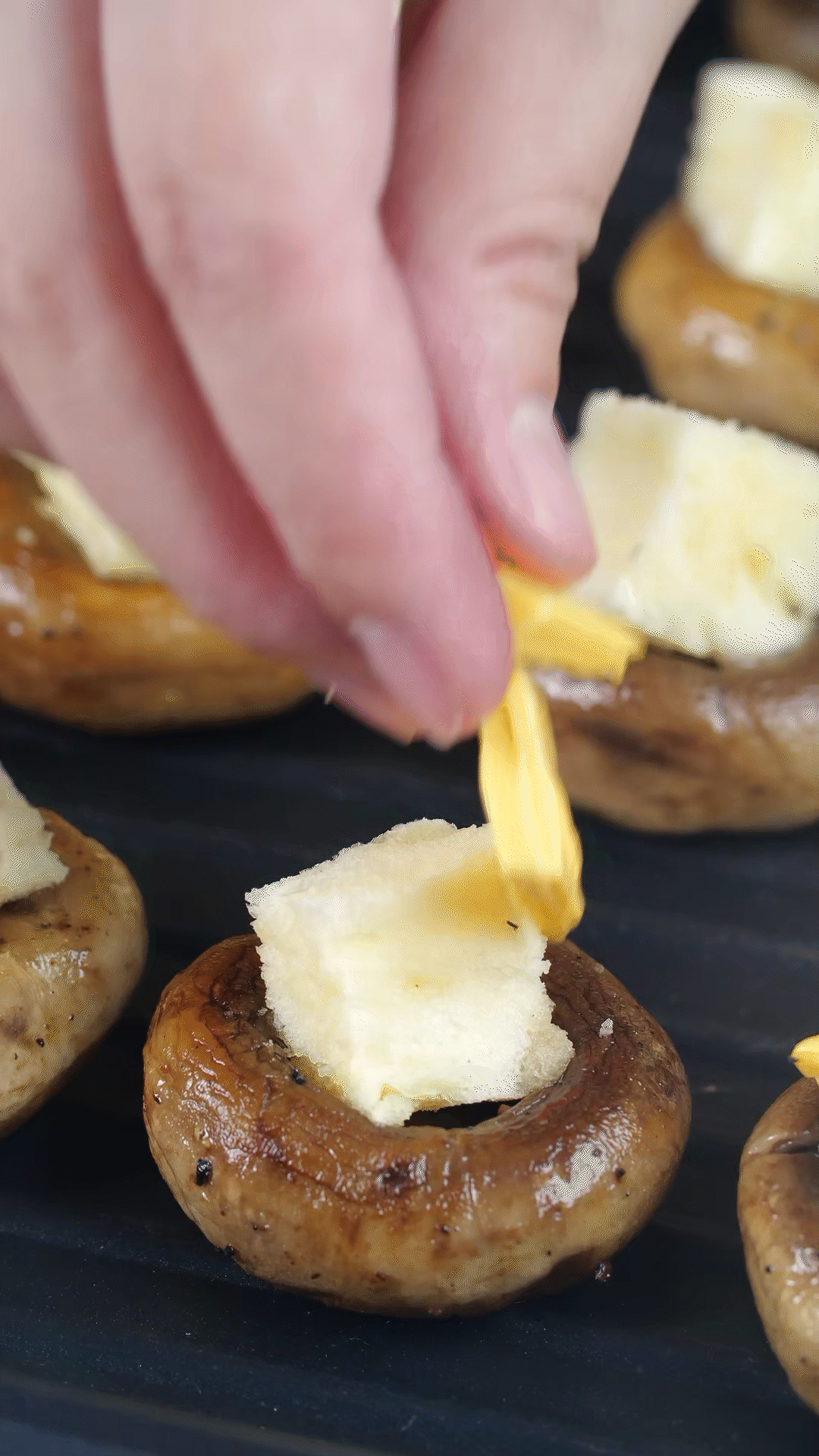 面包切小粒，放入口蘑凹處，蓋上芝士，烤箱180度烤10分鐘