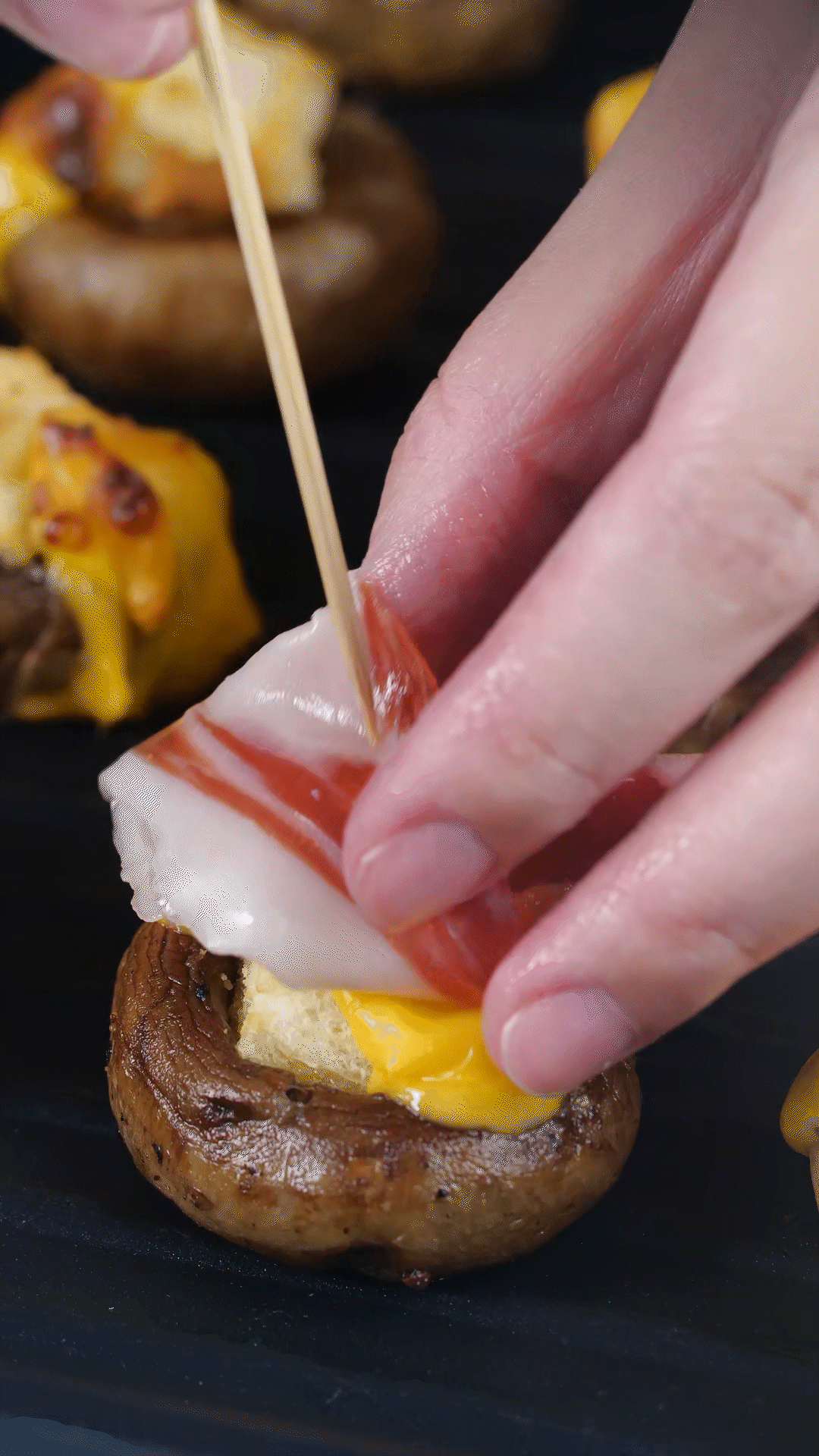 將火腿卷一卷，放在最頂部，插上竹簽