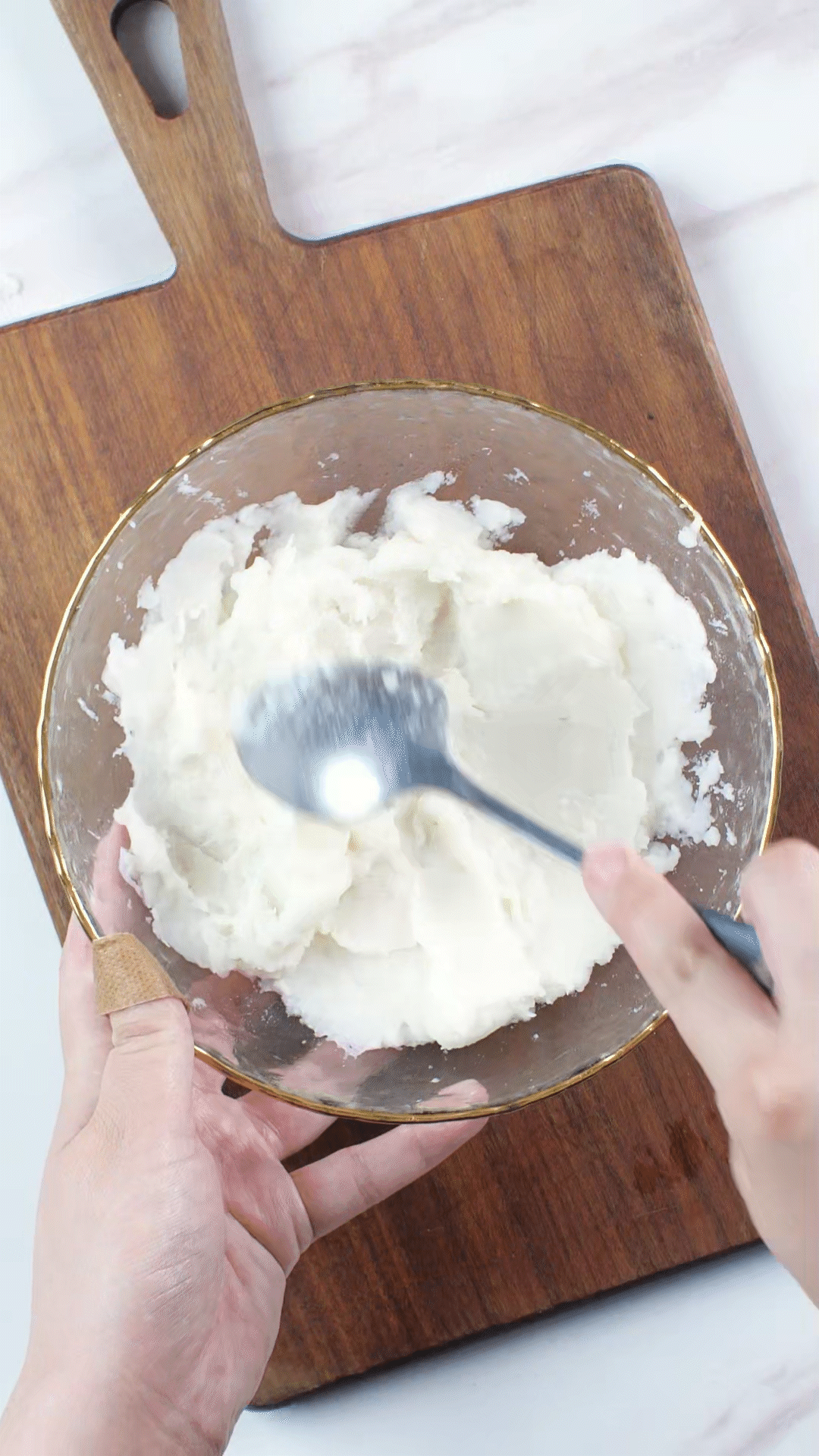 山藥去皮蒸熟，用涂抹奶酪、海鹽、橄欖油調(diào)味